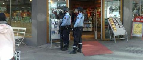 V�pnet politi unders�kte Nordea-filial i Oslo sentrum