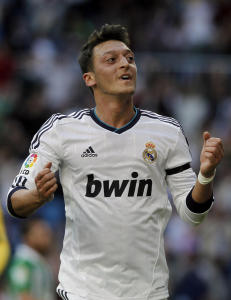 - �zil er p� h�yde med Ronaldo og Messi