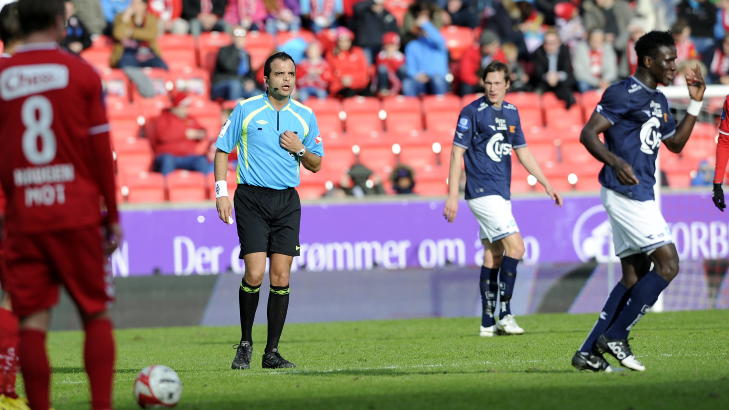 VIL SE BEGRUNNELSE: Makhtar Thioune (t.h.) ble ilagt tre kampers karantene for ting han sa om dommer Svein-Erik Edvartsen (t.v.) etter kampen mellom Brann og Viking i helga. N� �nsker Viking � se begrunnelsen for dommen f�r de vurderer om de skal anke. Foto: Marit Hommedal / NTB Scanpix