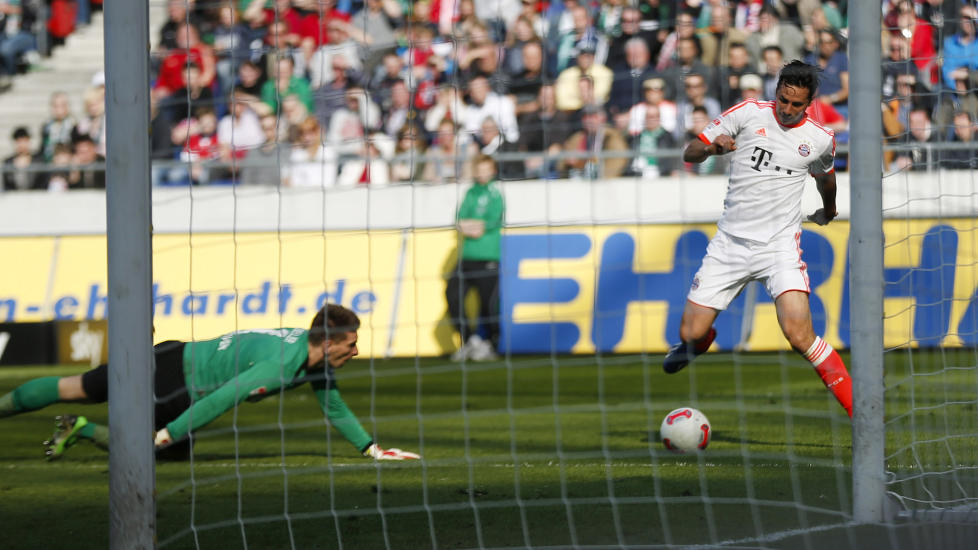NUMMER SEKS: Claudio Pizarro scorer Bayern M�nchens sjette m�l mot Hannover 96 l�rdag kveld.Foto: AP Photo / Markus Schreiber / NTB Scanpix