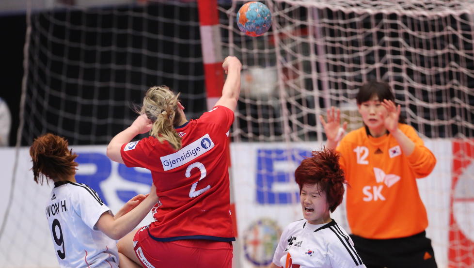 VANT STORT: Norge vant stort mot S�r-Korea i h�ndball landskamp i Gj�vik fjellhall Norge vant med kallassifrene 36-23. Her er Mari Molid i angrep mot S�r-Koreas Han Na Gwon, Sumin Choi og keeper Mira Park. Foto: Geir Olsen / NTB scanpix