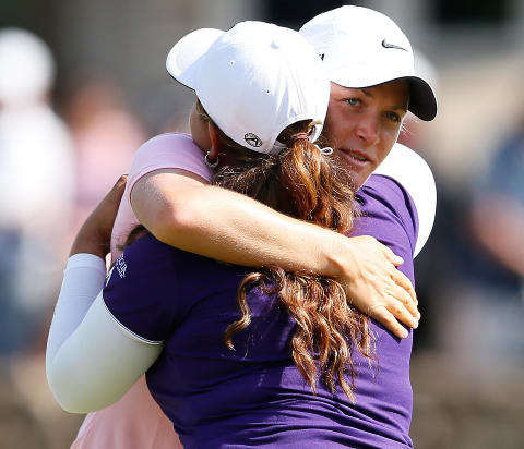 OMSPILL: Suzann Pettersen gir Lizette Salas etter at de m�tte spille ommspill p� det 18. hullet for � avgj�re turneringen. Foto: Kevin C. Cox, Getty Images / AFP / NTB Scanpix