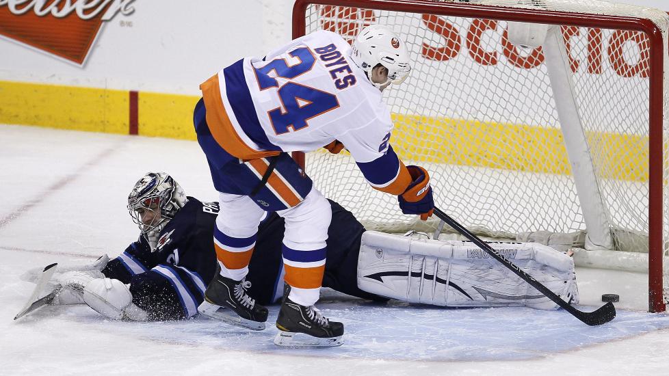 VANT P� STRAFFER: New York Islanders' Brad Boyes scorer p� Winnipeg Jets-m�lvakt Ondrej Pavelec. Foto: The Canadian Press, John Woods, AP / NTB Scanpix