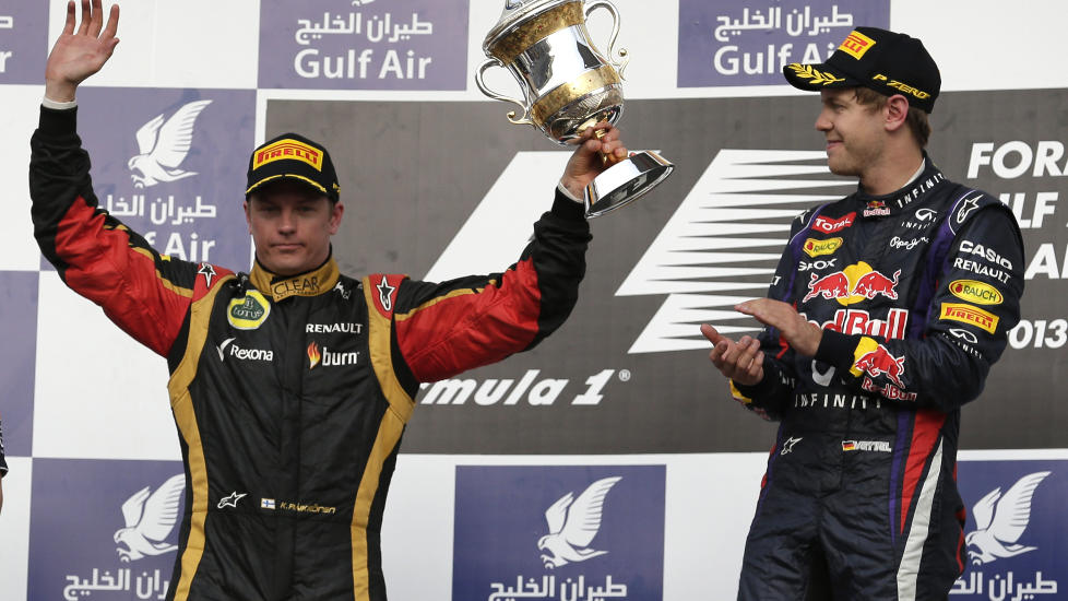 VANT: Red Bull-sj�f�r Sebastian Vettel (t.h.) klapper idet Lotus-sj�f�r Kimi Raikkonen mottar sin pokal for andreplassen i Bahrain Grand Prix. Selv vant Vettel l�pet. Foto: AP Photo / Hassan Ammar / NTB Scanpix