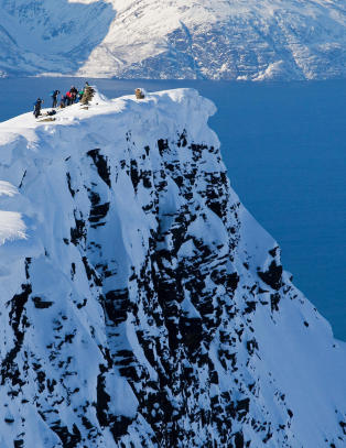 Kvinnelig turist (38) falt 700 meter fra fjelltopp i Troms