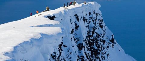 Kvinnelig turist (38) falt 700 meter fra fjelltopp i Troms