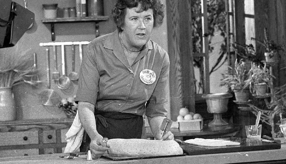 BLE TV-KOKK: USAs utgave av Ingrid Espelid Hovig i aksjon p� tv-skjermen i 1970. N� er det kommet fram at Julie Child var med i et stort, internasjonalt spionnettverk under andre verdenskrig. Foto: AP/SCANPIX
