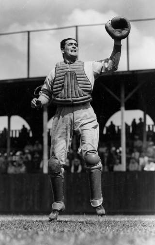P� SPIONL�NNINGSLISTA: Boston Red Sox' catcher Moe Berg. Foto: AP