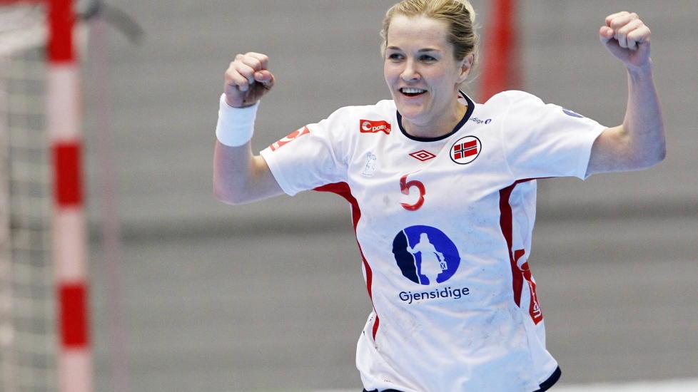 JUBLER: Lise L�ke jubler for sitt sjuende (og siste) m�l i kampen hvor de norske h�ndballjentene i h�ndball spilte landskamp i Gj�vik fjellhall s�ndag. Foto: Geir Olsen / NTB scanpix