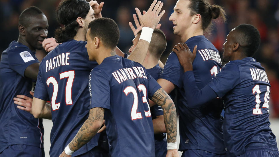 MOT GULL: Zlatan og resten av PSG n�rmer seg ligagull etter seieren over Nice. Foto: Reuters / Benoit Tessier / NTB Scanpix