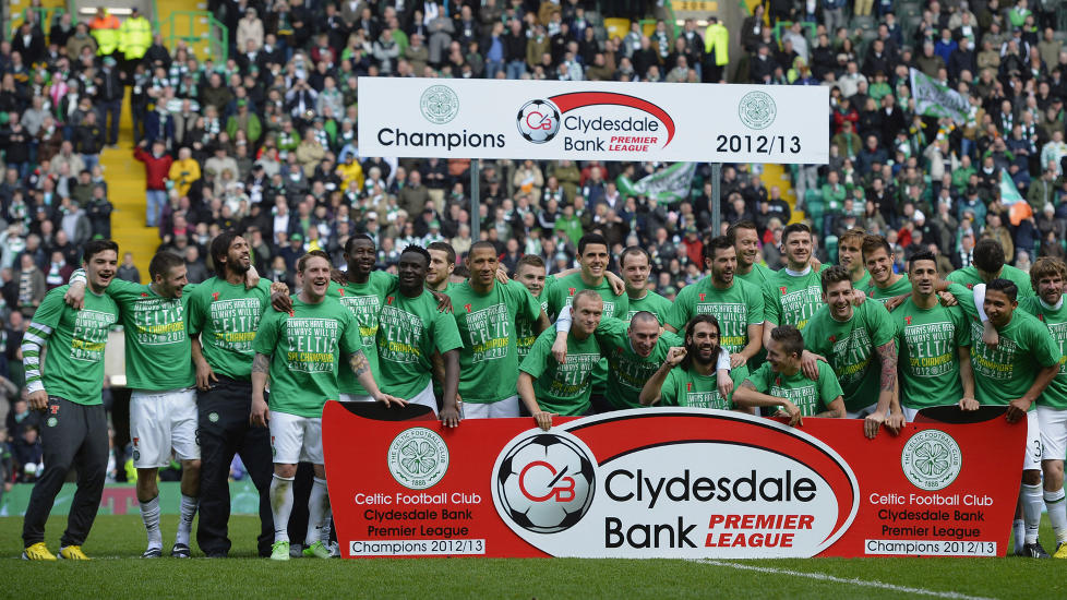 SERIEMESTER: Celtic kunne juble for seriemesterskapet forrige uke, men i dag ble de sl�tt av serietoeren. Foto: Reuters / Russell Cheyne / NTB Scanpix