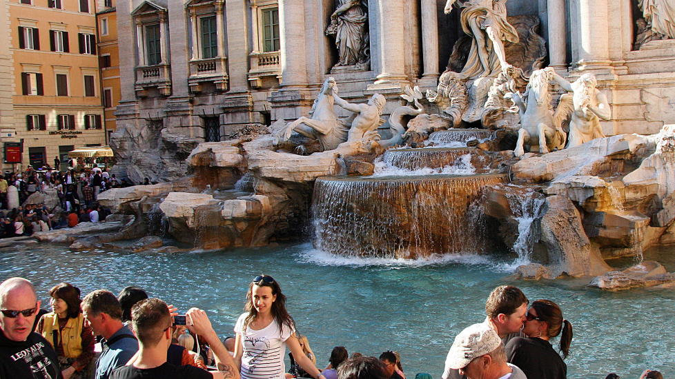 LAGET FOR SMARTTELEFON: Den norske reiseappen Stay er skreddersydd for smarttelefon og sosiale medier. Appen lar deg bygge din egen byguide med en startpakke laget av journalister, matfolk og baristaer. Guiden bygger du ut med egne erfaringer. Finner du noe spennende n�r Trevifontenen, kan du g� til n�rmeste sted med nettverk og dele p� Facebook. Illustrasjonsfoto: KIRSTEN M. BUZZI