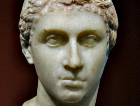 SLIK S� HUN UT: En av de f� bystene fra oldtiden som angivelig framstiller Kleopatra.