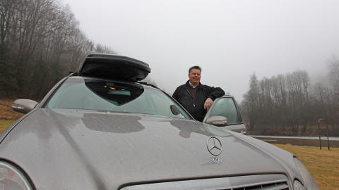 MERCEDES-JEGER: Lars Lyshaug (43) brukte lang tid p� FINN f�r han slo til p� en 2005-modell av Mercedes E220 CDI. - Den hadde g�tt over 430 000 kilometer, men jeg syntes forholdet mellom kvalitet, kilometerstand og pris var riktig, sier Lyshaug som betalt 100 000 kroner for bilen.  Foto: MARTIN JANSEN / HM MEDIA.