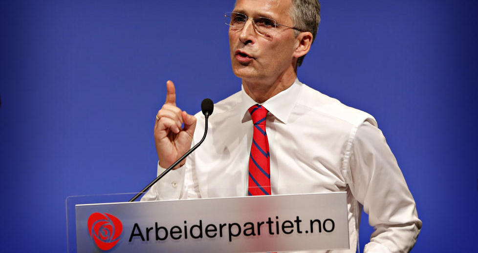 OVERBEVISER IKKE ALLE OM DEN BL� FARE: Langt fra alle tror p� de mange advarslene til Jens Stoltenberg om norsk �konomis usikre framtid dersom H�yre og Frp danner regjering, som her under Ap-landsm�tet i april. En tredjedel av Stoltenbergs egne velgere tror nemlig at Erna Solberg kan styre �konomien like ansvarlig.  Foto: Jacques Hvistendahl / Dagbladet