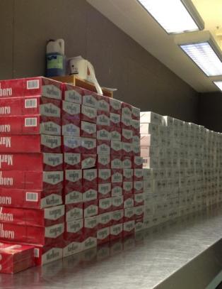 Fl�y med 45 200 sigaretter i bagasjen