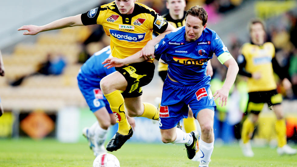 VANT: Sandefjord snudde kampen og vant mot Fredrikstad i kveld. Her ser vi Espen Nystuen i duell med Bj�rn Sigurdasson - fra en kamp i 2010.
Foto: Stian Lysberg Solum / SCANPIX