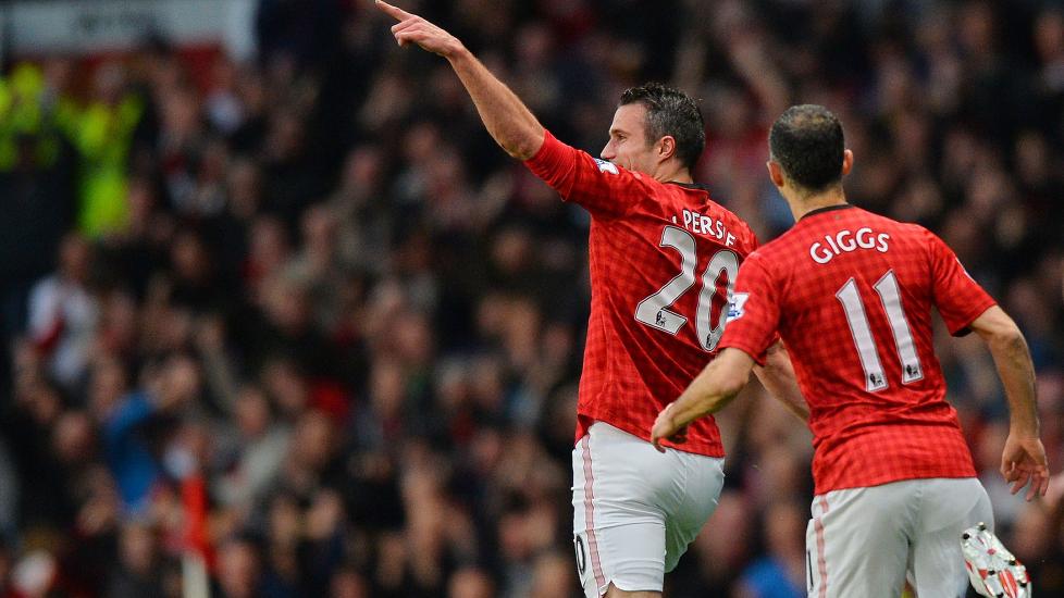 HATTRICK: Robin van Persie viste nok en gang hvor viktig han er for Manchester United da han scoret hattrick i kampen som sikret Manchester United seriegullet. Her jubler han sammen med Ryan Giggs etter � ha scoret sitt andre m�l. Foto: AFP PHOTO / PAUL ELLIS