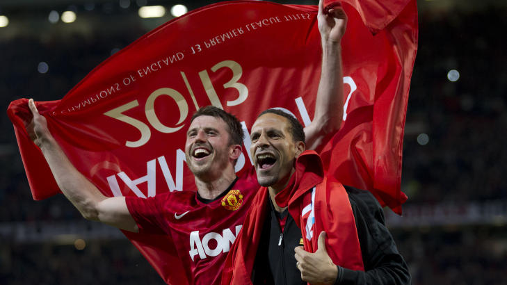 LIGAMESTRE: Michael Carrick og Rio Ferdinand feirer gullet. Foto: AP Photo/Jon Super