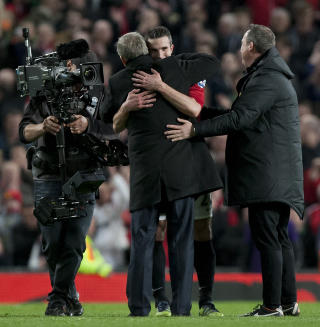 SEIERSKLEM: Robin van Persie klemmer Alex Ferguson (med ryggen til). Foto: AP Photo/Jon Super