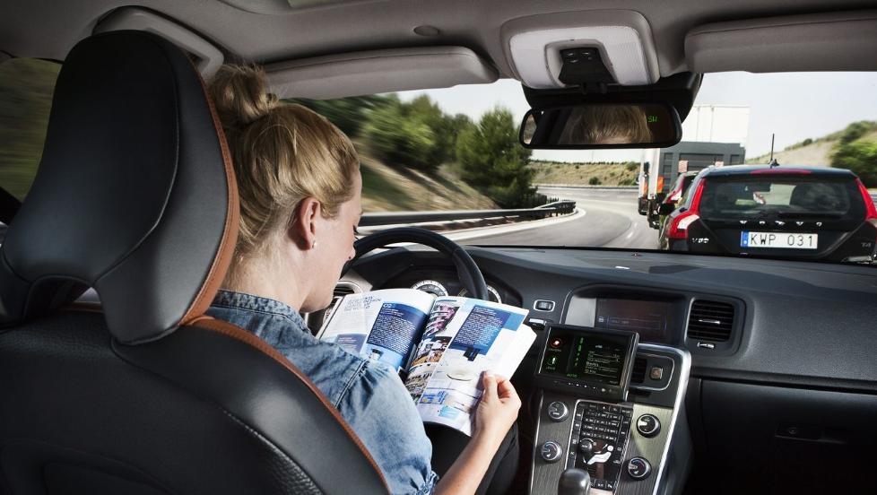 BILTOG: Allerede i dag finnes teknologien for � kj�re i biltog, mens man for eksempel forbereder seg til et m�te. FOTO: Volvo