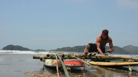 ROBINSON: - Jeg har alltid �nska � teste ut den Robinson-greia. Jeg og en kompis lagde en fl�te av noen surfbrett og padlet ut til As Ilhas - ��yene�, tre timer nord for S�o Paulo, sier Lyngaas. Skjermdump: VIDEO ALEX LYNGAAS