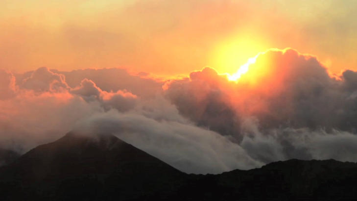 HALEAKALA:  Den beste utsikten p� Maui p� Hawaii f�r du fra toppen av vulkanen Haleakala mens sola st�r opp i horisonten. Skjermdump: VIDEO ALEX LYNGAAS