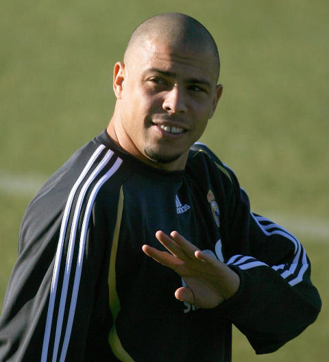 REAL-FAN: Ronaldo sleit med mange skader fram til han forlot Real Madrid i 2007, etter 83 m�l p� 127 kamper. Foto: AFP / PIERRE-PHILIPPE MARCOU / NTB SCANPIX