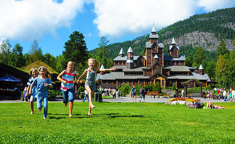 HUNDERFOSSEN: Sommer med lek og fantasi finner du nord for Lillehammer. Foto: ESBEN HAAKENSTAD