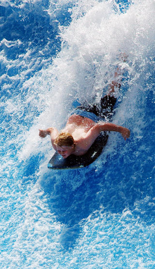 B� SOMMARLAND: Vannglede og b�lgesurfing. Foto: LINE BRUSTAD