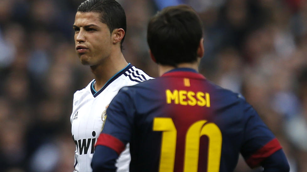 TOPPER EN SJELDEN GANG: Lionel Messi (t.h) vinner gullballer som verdens beste spiller, men n� har argentineren mistet teten p� en l�pende formk�ring. Foto: REUTERS/Paul Hanna / NTB SCANPIX