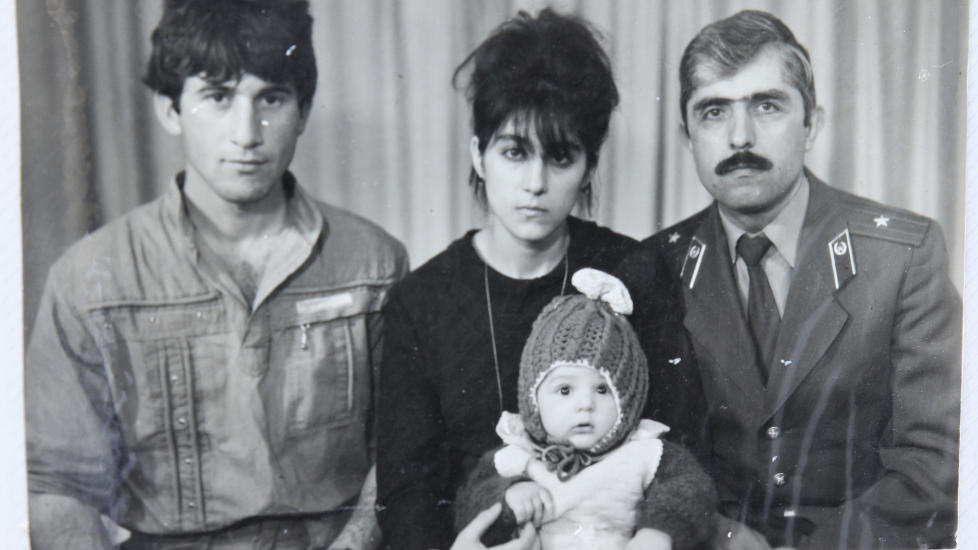 FAMILIEBILDE - F�R DZJOKHAR (19) BLE F�DT:  Mor Zubejdat Tsarnajeva med lille Tamerlan p� fanget. Til venstre faren Anzar og til h�yre de to terrormistenktes onkel Muhamad Suleimanov. Foto: Suleimanov-familien/Reuters/NTB Scanpix.