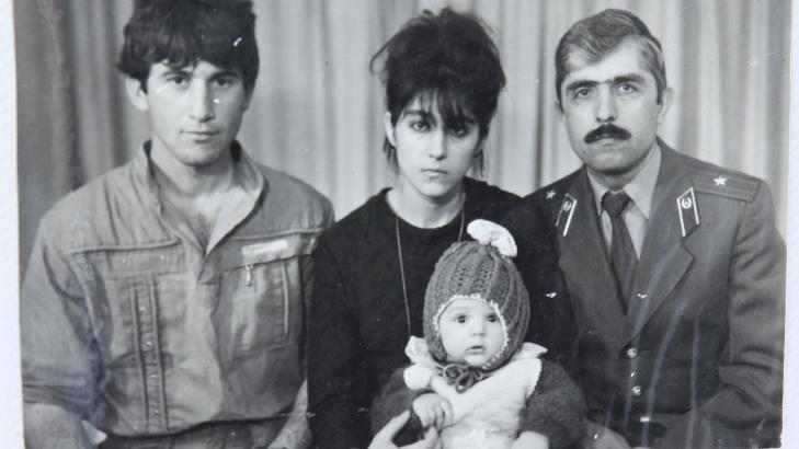 FAMILIEBILDE - F�R DZJOKHAR (19) BLE F�DT: Mor Zubejdat Tsarnajeva med lille Tamerlan p� fanget. Til venstre faren Anzar og til h�yre de to terrormistenktes onkel Muhamad Suleimanov. Foto: Suleimanov-familien/Reuters/NTB Scanpix.