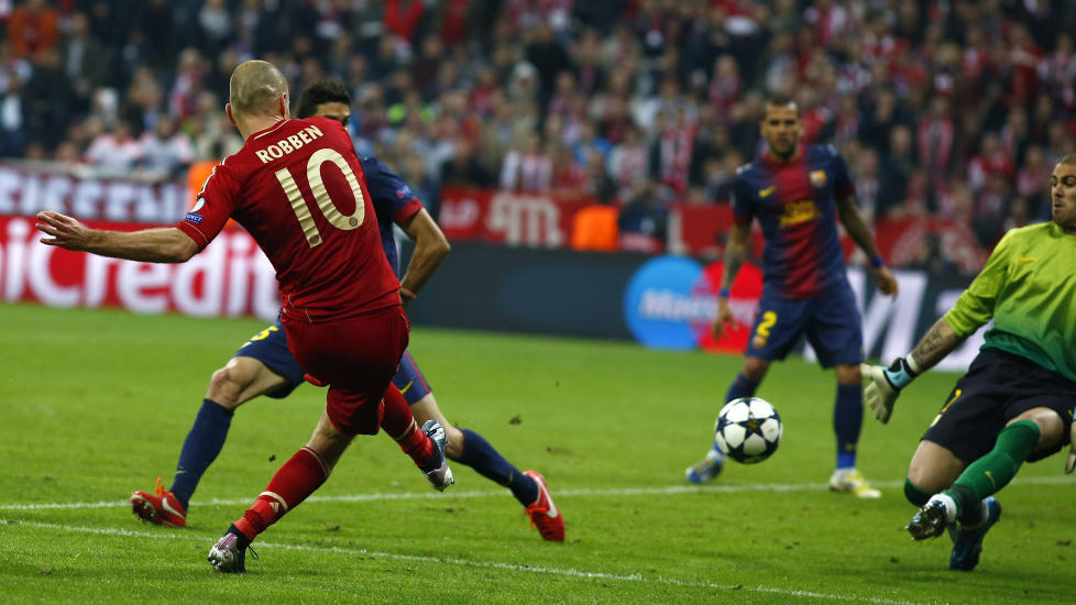 M�LSCORER: Arjen Robben var sterkt delaktig i overkj�ringen av Barcelona p� Allianz Arena i kveld. Her scorer han 3-0-m�let. Foto: REUTERS/Kai Pfaffenbach