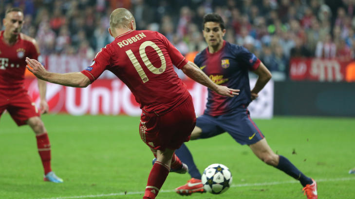 BURDE V�RT ANNULERT? Arjen Robben setter inn Bayerns tredje scoring, det etter at Thomas M�ller har satt opp en effektiv og fysisk sperre p� Jordi Alba, som fulgte Robben. Dommeren valgte imidlertid ikke � bl�se. Foto: AP Photo / Matthias Schrader / NTB Scanpix