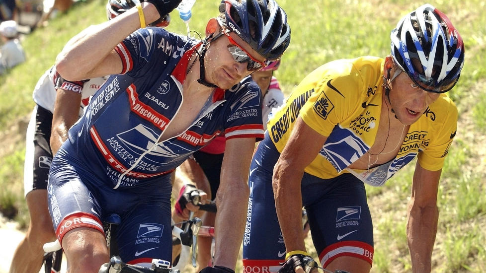 BEGGE JUKSET, BARE �N BLIR RIK: Her sitter Floyd Landis og Lance Armstrong, gjennomdopede, i Tour de France. Dersom USA og Landis vinner fram med s�ksm�let sitt mot Armstrong kan Landis sitter igjen med opptil 36 millioner dollar.Foto: AP /Bernard Papon