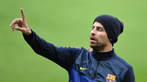 ALLEREDE H�RL�S? Pique stilte med lue p� den siste treninga f�r avspark. Foto: EPA / ANDREAS&nbsp;GEBERT / NTB SCANPIX