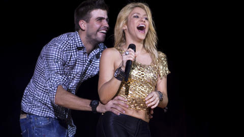 KJENDISPAR: Pique valgte � bli med Shakira p� scenen under en konsert i Barcelona. Foto: AP /Emilio Morenatti / SCANPIX