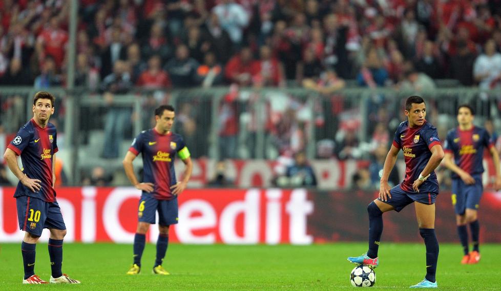 FRUSTRASJON: En spansk radiokanal melder om kjekling i Barcalona-garderoben etter stjernesmellen i M�nchen, f�rst og fremst mellom Lionel Messi (t.v) og Alexis Sanchez (t.h). Her depper spillerne underveis i kampen. Foto: EPA / ANDREAS GEBERT / NTB SCANPIX