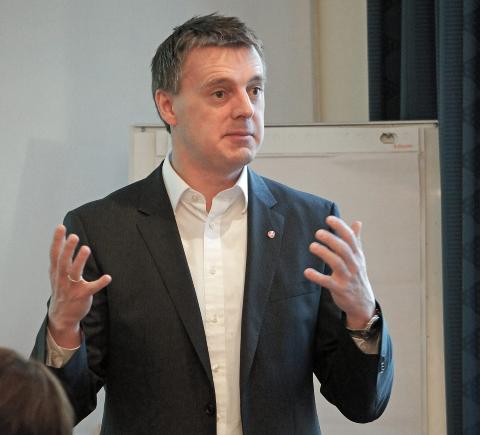 MER ENN AVGIFTER: Statssekret�r i Finansdepartementet, Kjetil Lund, p�peker at det er mange forhold som p�virker alderen p� bilparken. FOTO: Geir Svardal