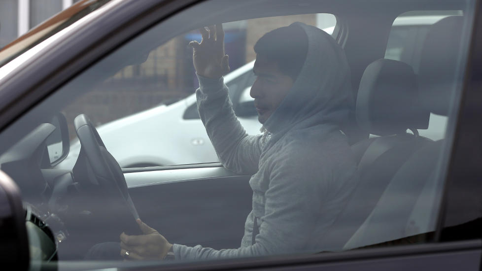 SEES TIL H�STEN: Luis Su�rez s� betenkt ut da han ankom Liverpools treningsfelt p� tirsdag. Da visste han at FA ville straffe ham. Men ti kamper ble mer enn han fryktet. Foto: Phil Noble / Reuters / NTB Scanpix