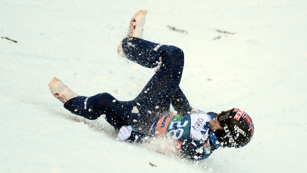 DRAMATISK:  Anders Jacobsen �dela korsb�ndet da han falt i Planica i mars. Han kan tidligst hoppe igjen om et halvt �r. FOTO: NTB SCANPIX