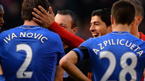 KOSELIG, LIKSOM: Su�rez kostet p� seg et smil da han takket sitt biteoffer for kampen p� s�ndag. Sp�rsm�let er om han blir � se i Liverpool-tr�ye igjen. Foto: Andrew Yates / AFP / NTB Scanpix