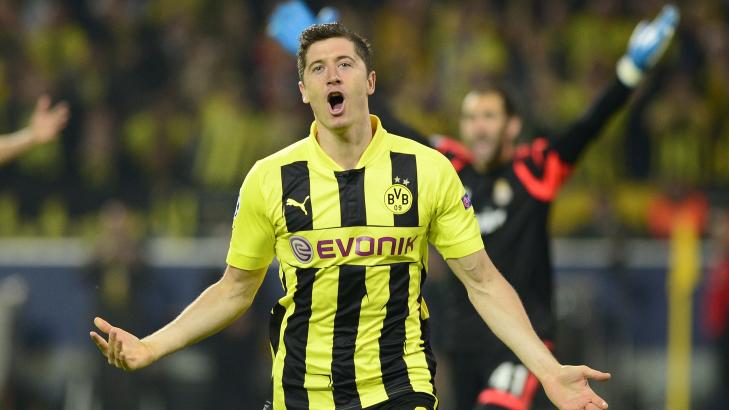 DAGENS HELT: Robert Lewandowski ble kampens store spiller med hattrick for Dortmund. Her feirer han 2-1-m�let. Foto: AFP PHOTO / JOHN MACDOUGALL