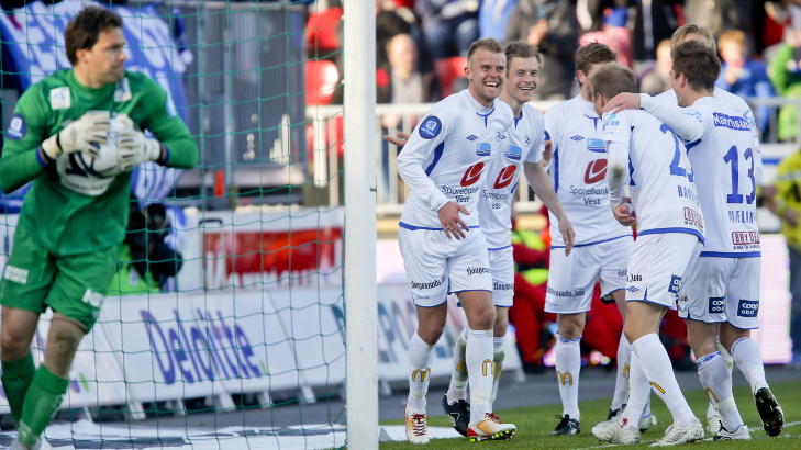 M�LTYV: Christian Gytkj�r (t.v.) og Tor Arne Andreassen jubler for scoring. Starts keeper H�kon Opdal m� konstatere at det blir tap. Foto: Jan K�re Ness / NTB Scanpix