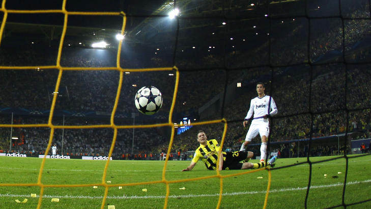 MAGER TR�ST: Real Madrid, ved Cristiano Ronaldo, utliknet etter en forsvarstabbe fra Dortmund. Det ble mager tr�st.Foto: REUTERS/Ina Fassbender