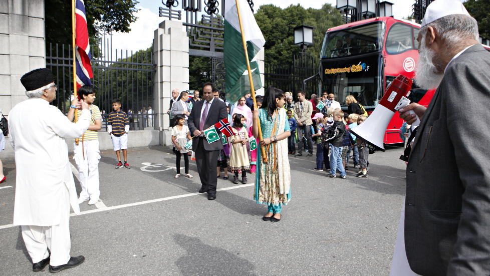 NASJONALFEIRING: Folk fra det norskpakistanske milj�et i Oslo feirer Pakistans nasjonaldag 14. august. Foto: ANETTE KARLSEN / NTB SCANPIX