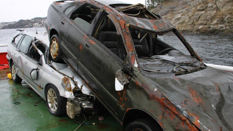 VRAK: Forsikringsselskapene opplever jevnlig at biler i 10 000-kroners klassen meldes stj�let. Ofte er disse bilene ikke EU-godkjente, eieren f�r ikke solgt bilen og synes den er for dyr � reparere. Dermed er det fristende � dumpe bilen og melde den stj�let. Foto: GJENSIDIGE