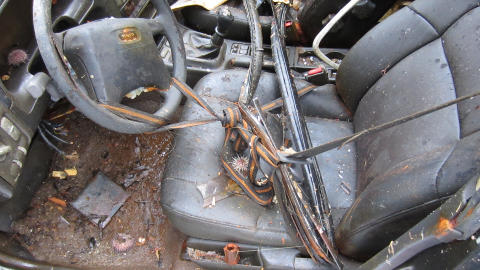 ARRANGERT: Rattet er surret fast for at bilen skal holde st� kurs ut i fjorden. Vinduene er sveivet ned slik at bilen skal synke raskest mulig. Foto: GJENSIDIGE