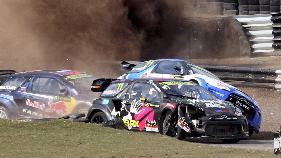 P�KJ�RT UT UTKJ�RT: Petter Solberg slet med tekniske problemer med bilen under hele EM-runden p� Lydden Hill. Her har Solberg mistet styringen p� Citro�nen og havnet i jordvollen. Etterp� ble han p�kj�rt. Foto: J�rgen Steinli / NTB scanpix